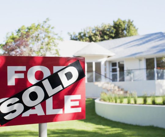 sold-sign-in-front-yard-of-house-109350551-787dc346be0446bc8874ee0469beb931